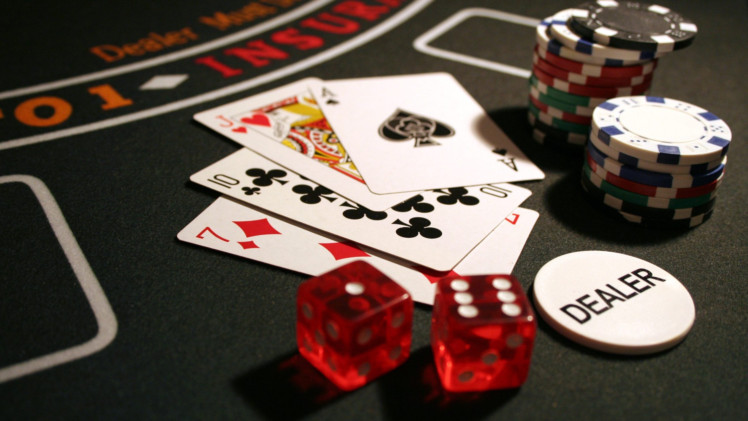 Азартные игры карты на деньги igradengi. Покер. Фишки для азартных игр. Азартные игры Покер. Казино карты.